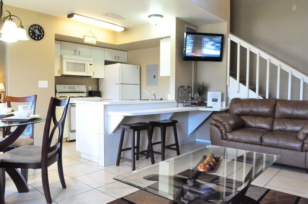 Mk015or 3 Bedroom Townhouse by RedAwning - Image 2