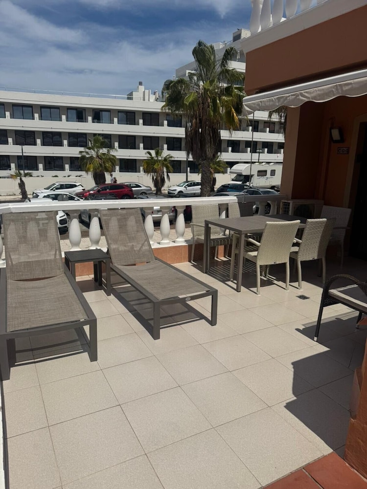Las Americas 1-bed Apt, Sleeps 5, Pool, Parking