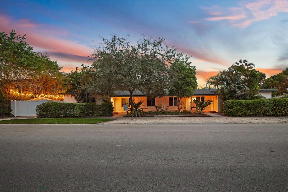 Uhost AI 4-unit Gem Mins to Las Olas Beach