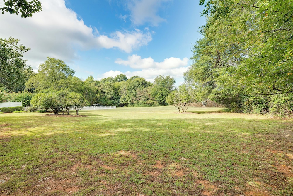 3 Mi to Dtwn Greer: Mountain-view Home!