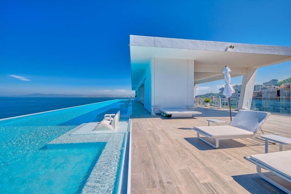 Luxury 1BR APT - Beach View - Jacuzzi - King Bed