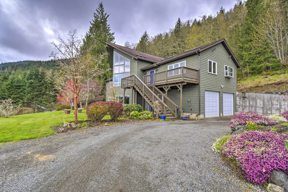 Idyllic Retreat ~ 20 Mi to Olympic National Park! view 2