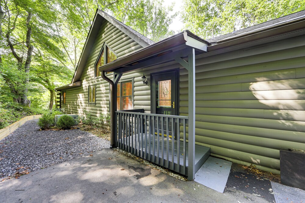 Luxe Smoky Mountains Cabin w/ Hot Tub & Views!