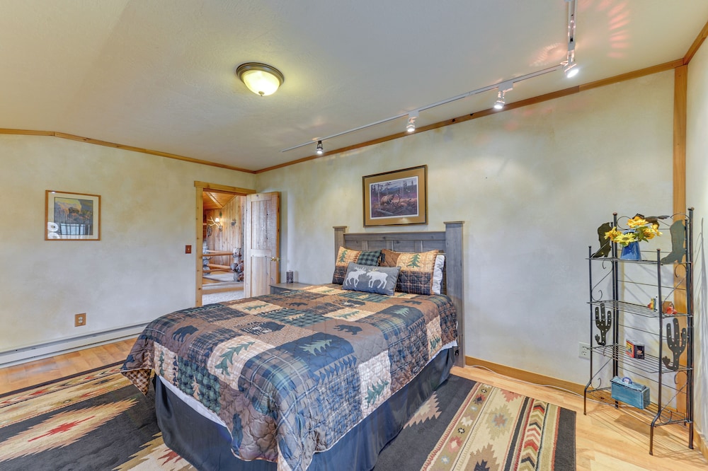 Stunning Mountain Views: Spacious Cabin in Dubois!