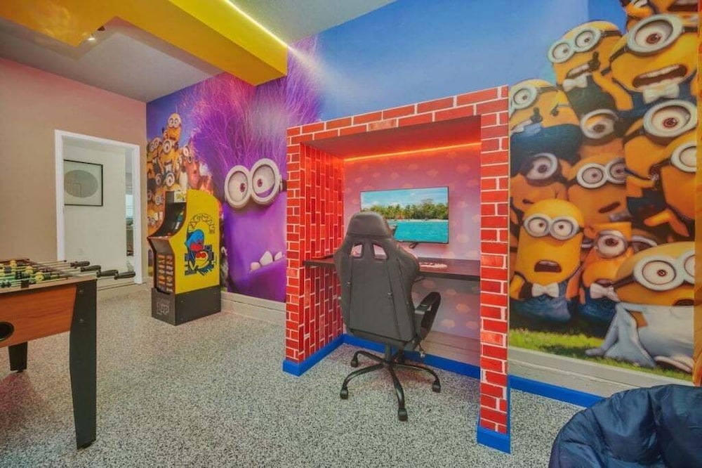 Movie Room, Pool, Theme Rooms Everything Included! 6 Bedroom Villa