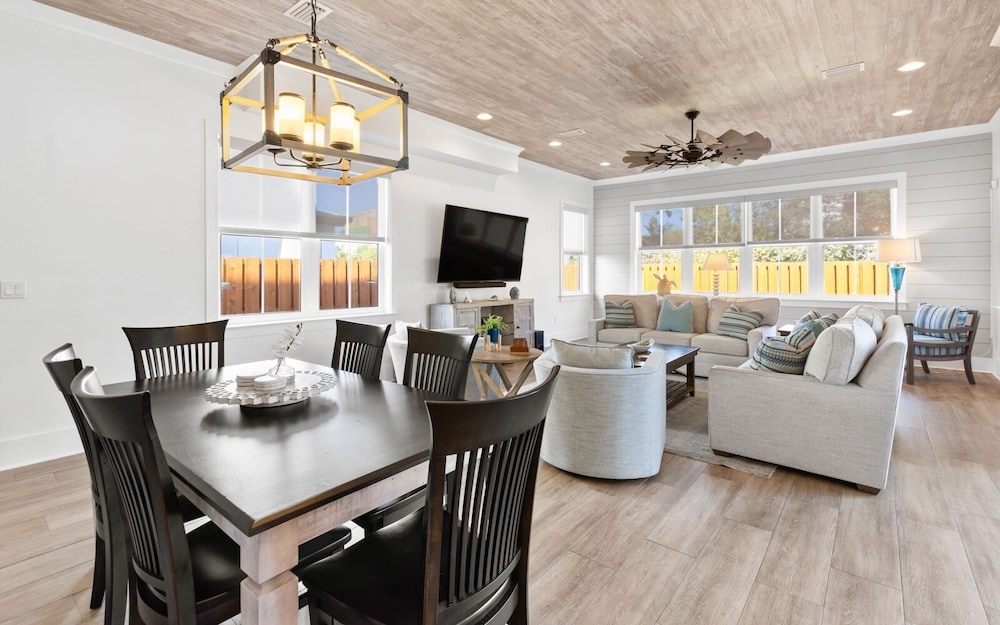 5BR Home w/ Private Heated Pool, Golf Cart, 4 Bikes, Near 30a!