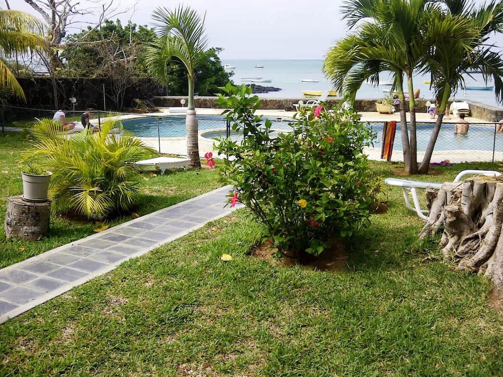 Residence With 6 Seafront Bungalows and Swimming