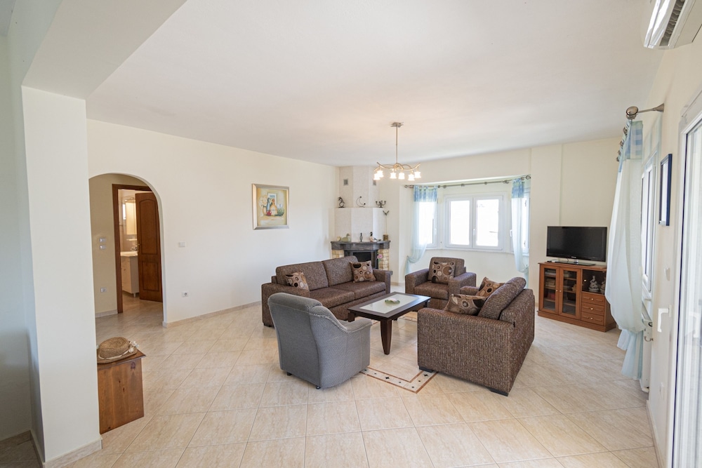 Venetia s Apartment 1st Floor by Rentalspro view 2