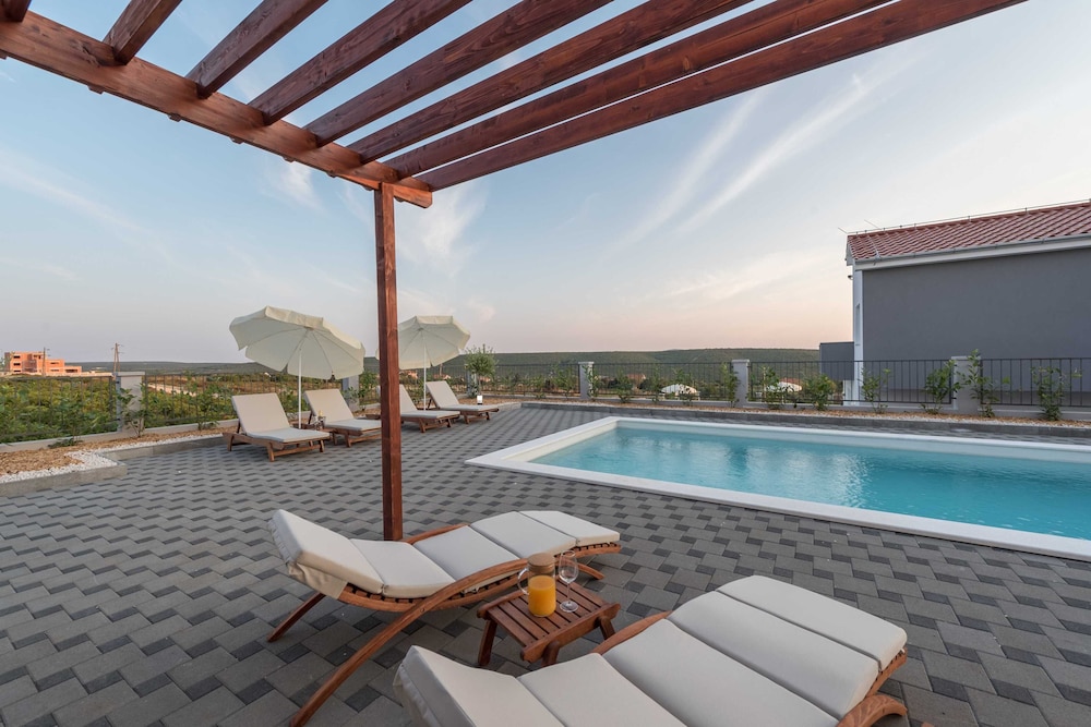 Luxury Escape With Swimming Pool & Modern Design