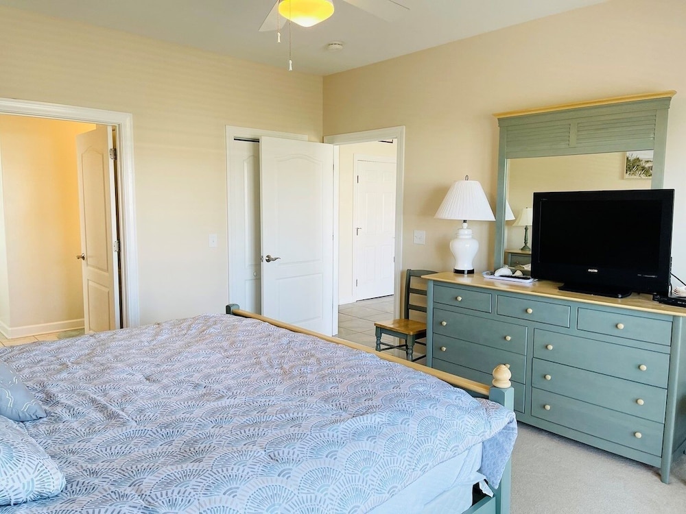 Holden' A Full House 4 Bedroom Home by RedAwning view 4