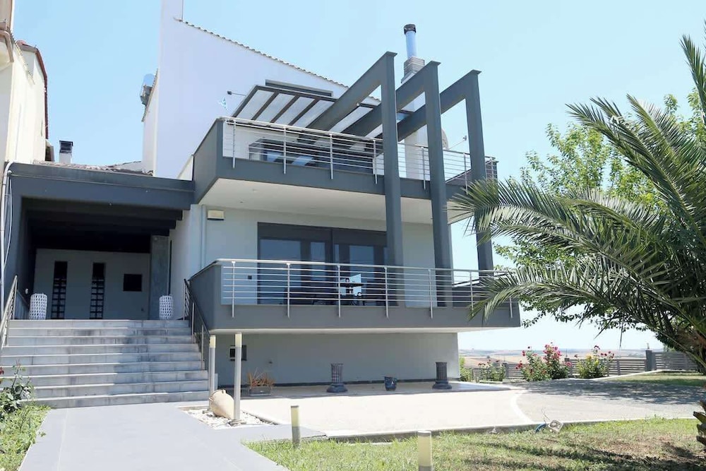 Villa Erytha - Serene Retreat With Views Garden