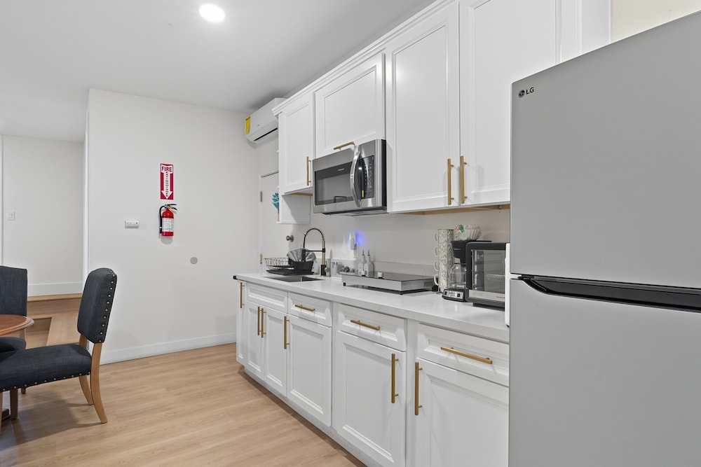 Peaceful Paradise Hills Retreat 6 Bedroom Home
