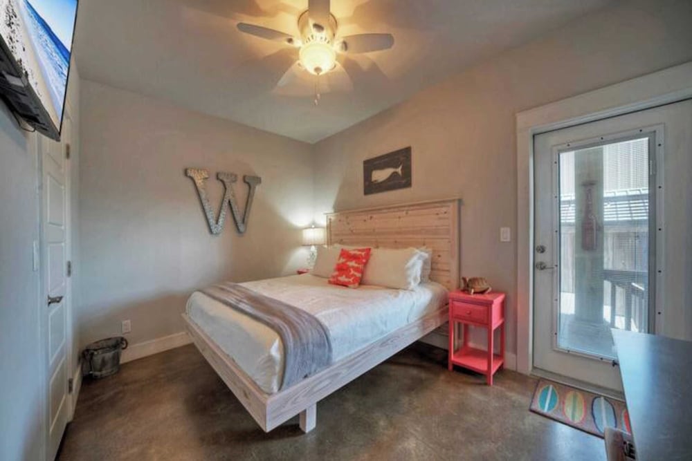 2 Homes in Las Palmeras by Avantstay Sleeps 18, Resort Pool + Private Patio Walk to Town, Golf Cart Zone