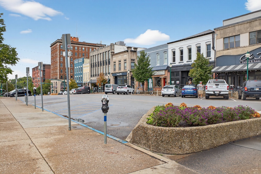 Stylish Downtown Unit With Historic Charm 2 Bedroom Apts