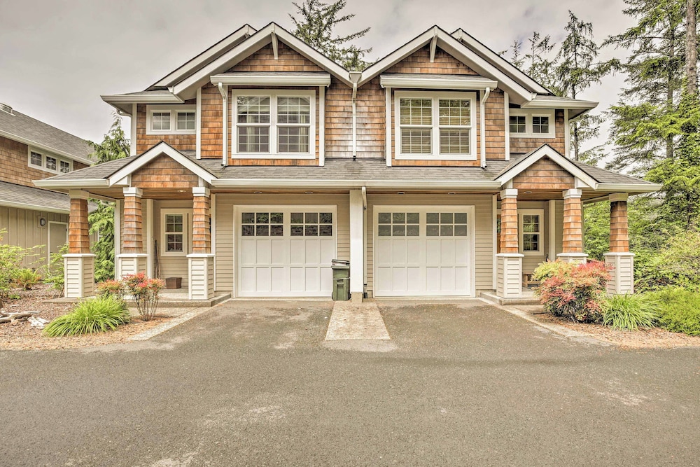 Spacious Family Townhome: Walk to Beach & Downtown view 5