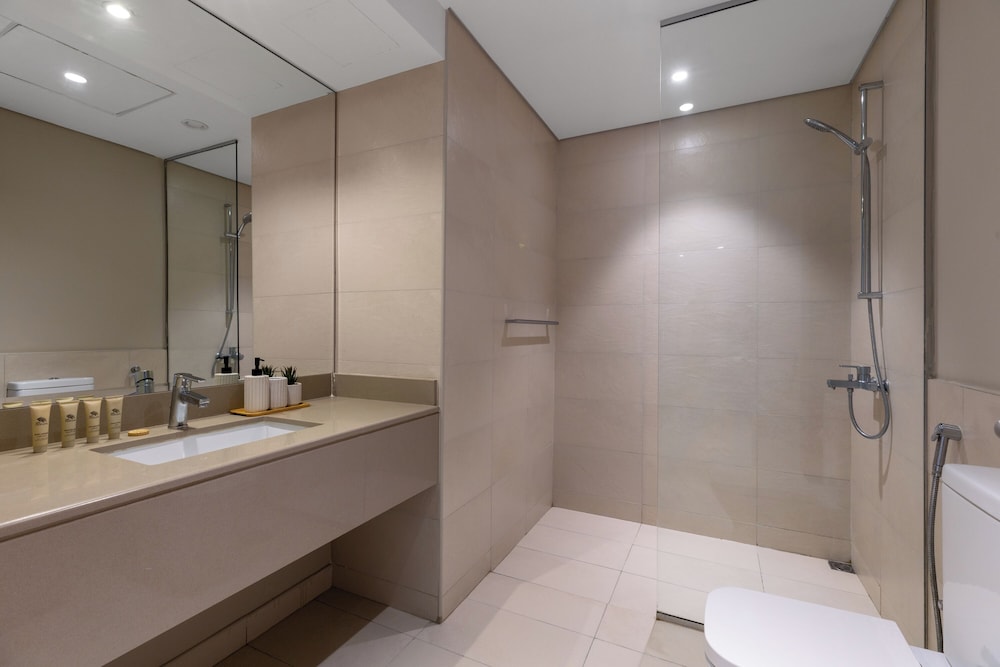Maison Privee - Modern Hideaway w/ Canal Views on Yas Island