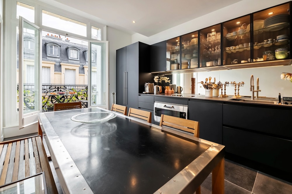 Prestigious Apartment Near the Trocadero