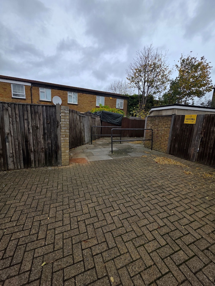 Charming 2 Bedroom Luxurious Home in Thamesmead South East London
