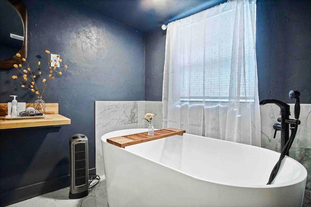 Oklahoma City Vacations - 3-story 6-bedroom 4 Bathrooms 3min-asian Dist - Property Image 17