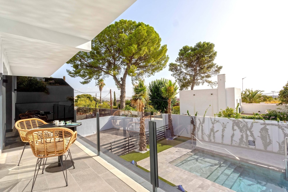 Beautiful 1 bd With 2 Private Terraces Pool and Parking Arruzafa III