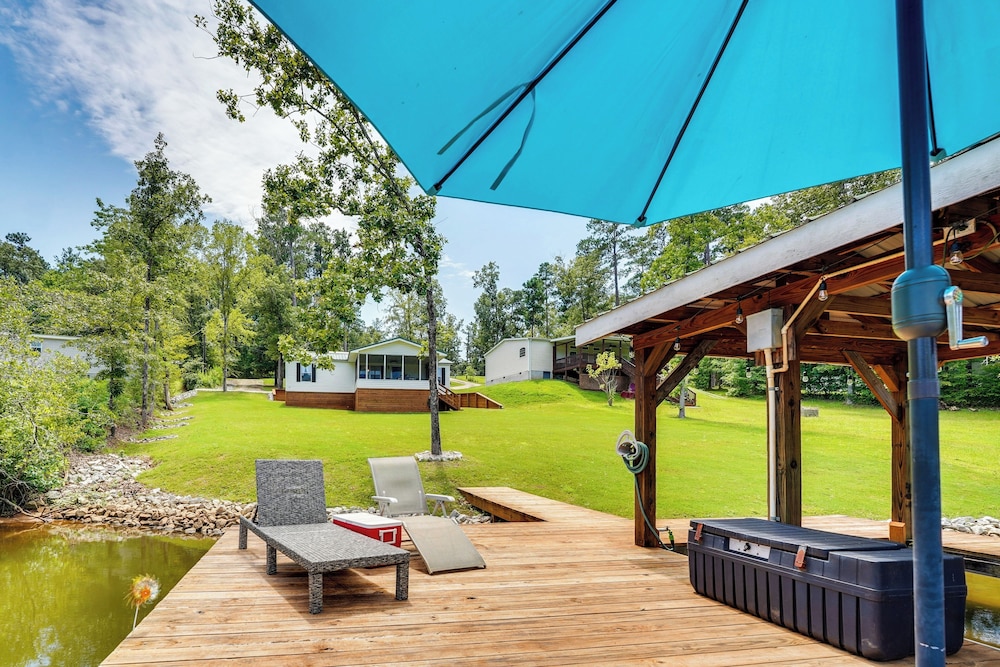 Fish, Swim & More: Quiet Retreat on Lake Sinclair!