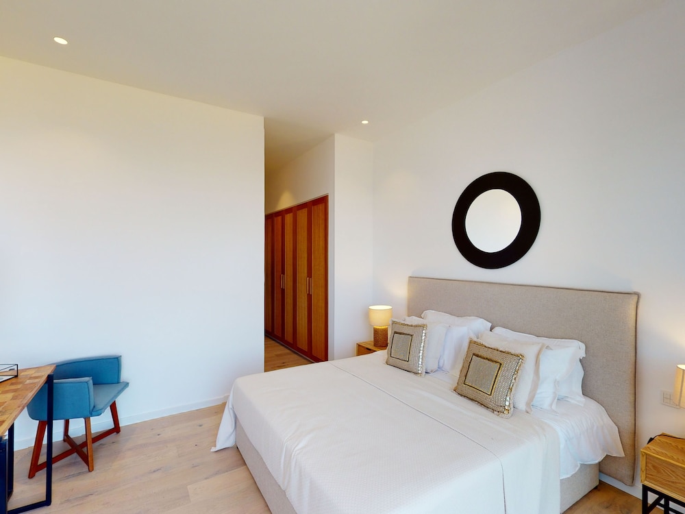 Sanders Konnos Bay Athina - Breathtaking 6-bedroom Villa On the Beach Front