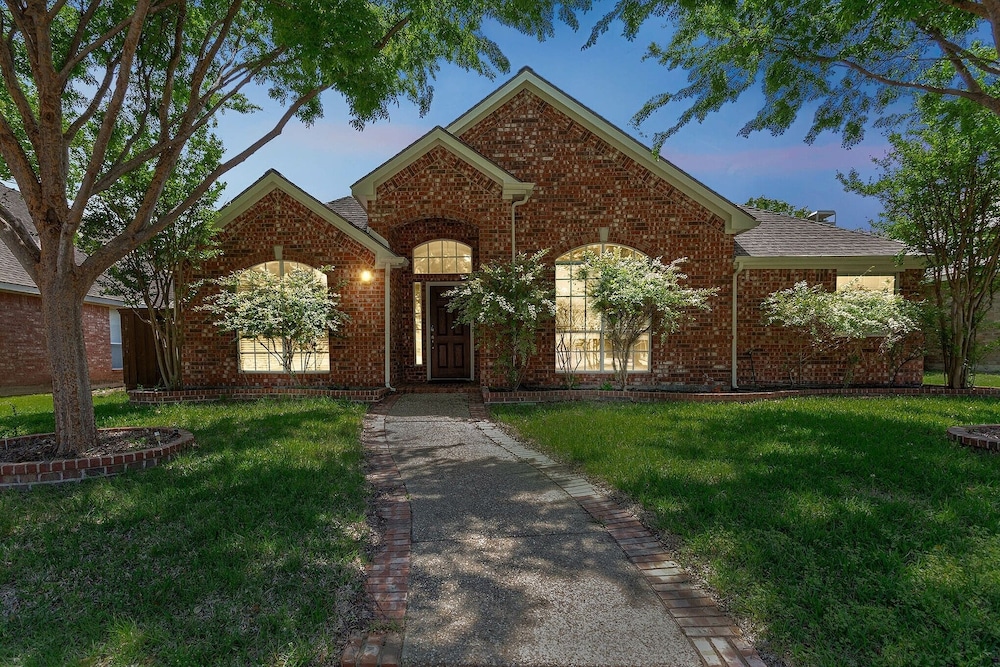Family Fun Retreat: Pool & Entertainment Haven! 4 Bedroom Home by RedAwning view 5