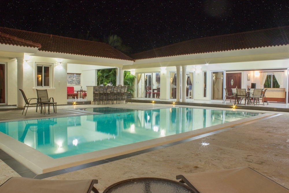 Privacy and comfort luxury 6 bedroom villa