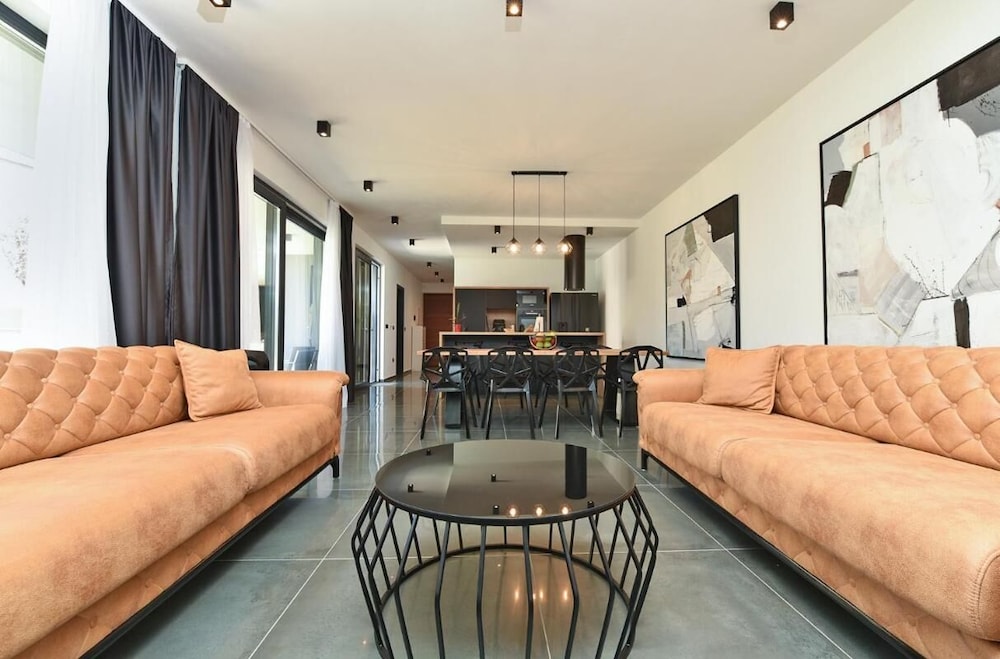 Spacious Villa With Pool and Garden in Stokovci