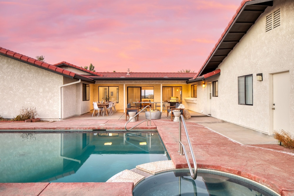Lava Rocks by Avantstay Gorgeous Desert Haven w Pool Hot Tub Fire Pit Ping Pong