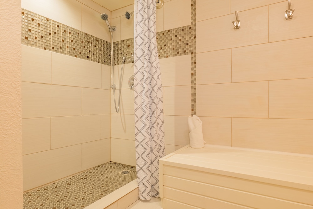 Comfortable Cozy Condo - Short Walk to American Eagle Lift - SH402 by RedAwning