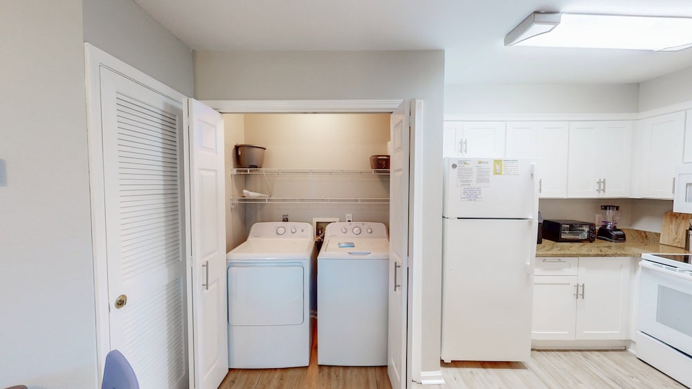 Charming 2BR Condo w/ Private Balcony in Gulf Shores, Pool, Hot Tub