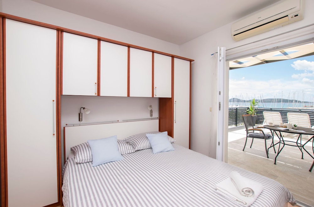 Apartments and Rooms Mare view 4