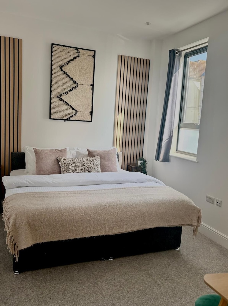Beautiful 2 Bed Apartment on Beach by Urban Roost