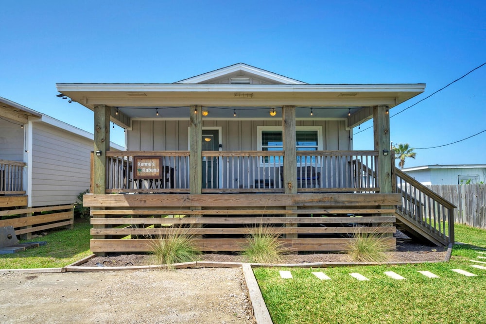Dual Port A Cottages 2 Complete Homes Walk to the Beach Patio Fully-equipped Kitchens