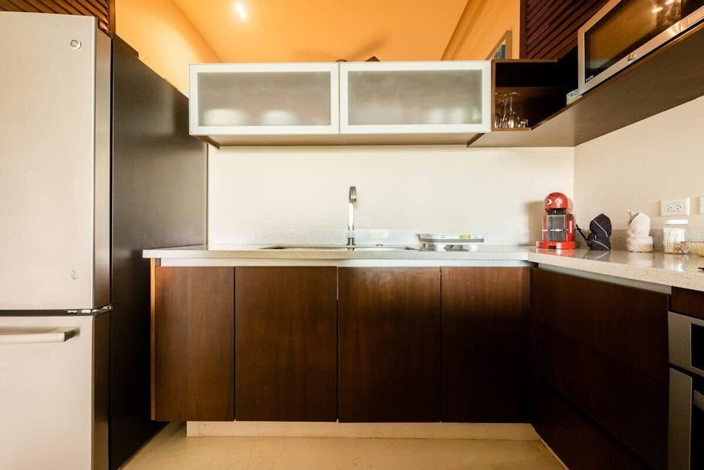 1 Br Steps From the Beach Roof w Ocean View