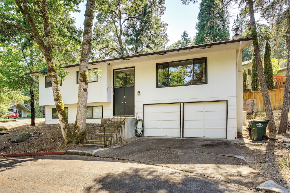 3 Mi to U of O Pet-friendly Home w/ Covered Deck!