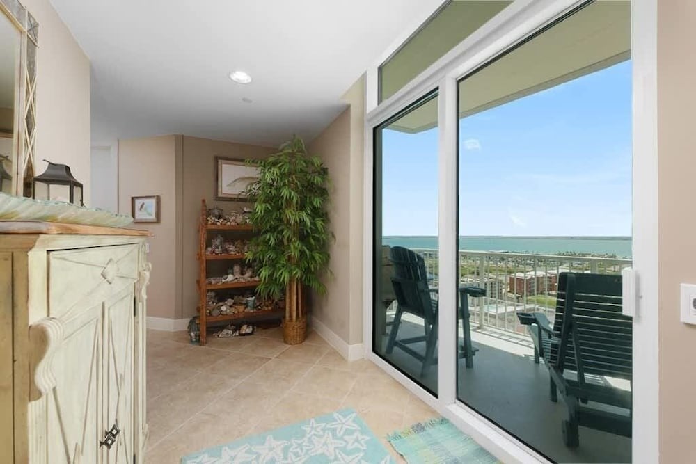 Stunning 17th Floor Spacex Direct Views Luxe 3 Bedroom Apts