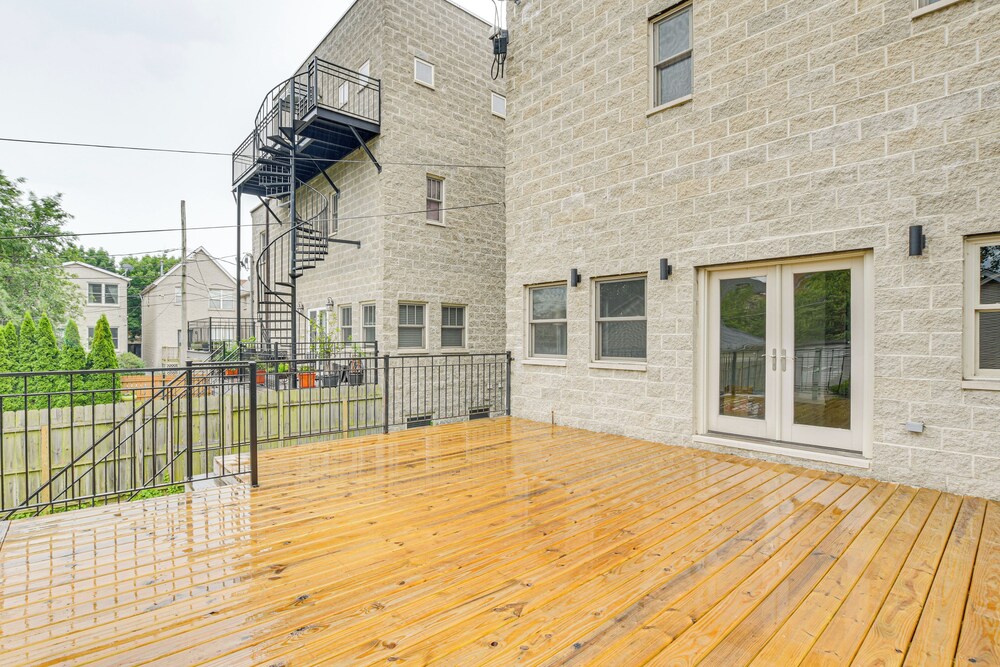 Walk to Lake Michigan: Chicago Apt w/ Deck