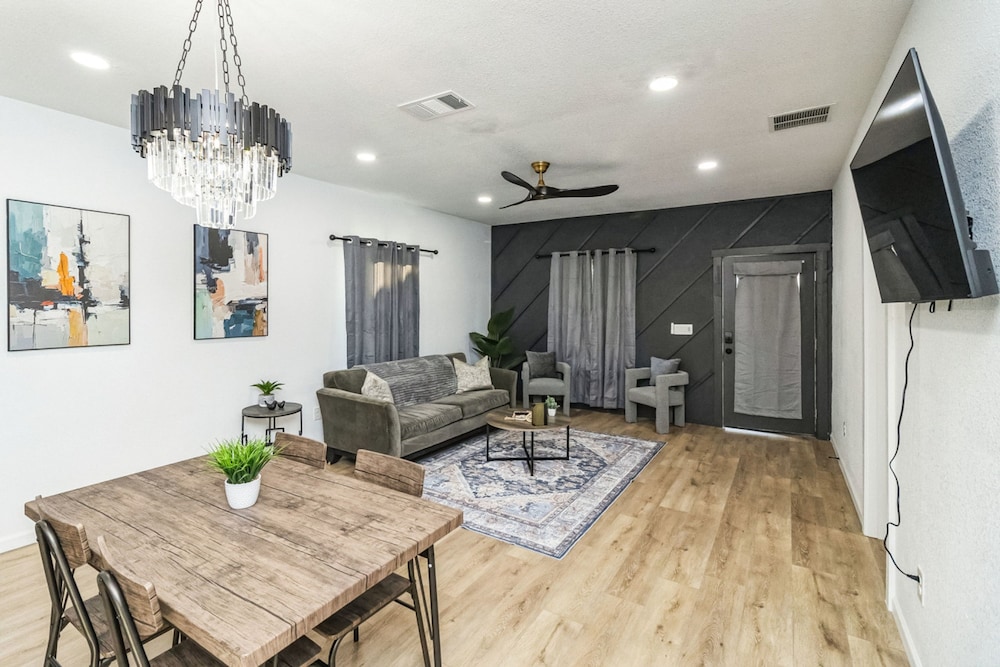 Stylish 4BR Home Mins to Downtown River Walk