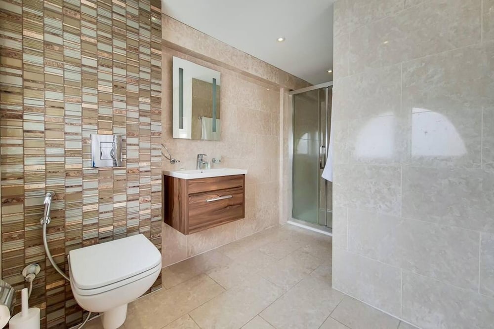 Modern 2-bedroom Apartment Off Baker Street W AC