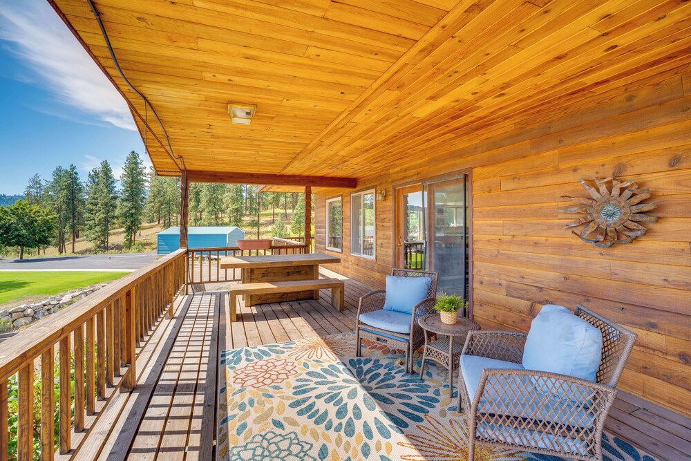 Mtn-view Getaway w/ Spacious Deck in Republic!