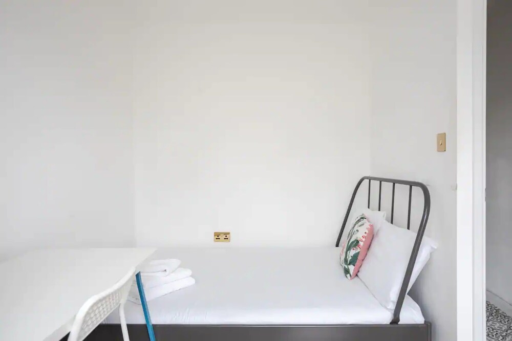 Spacious 4 Bedroom Apartment in Bethnal Green