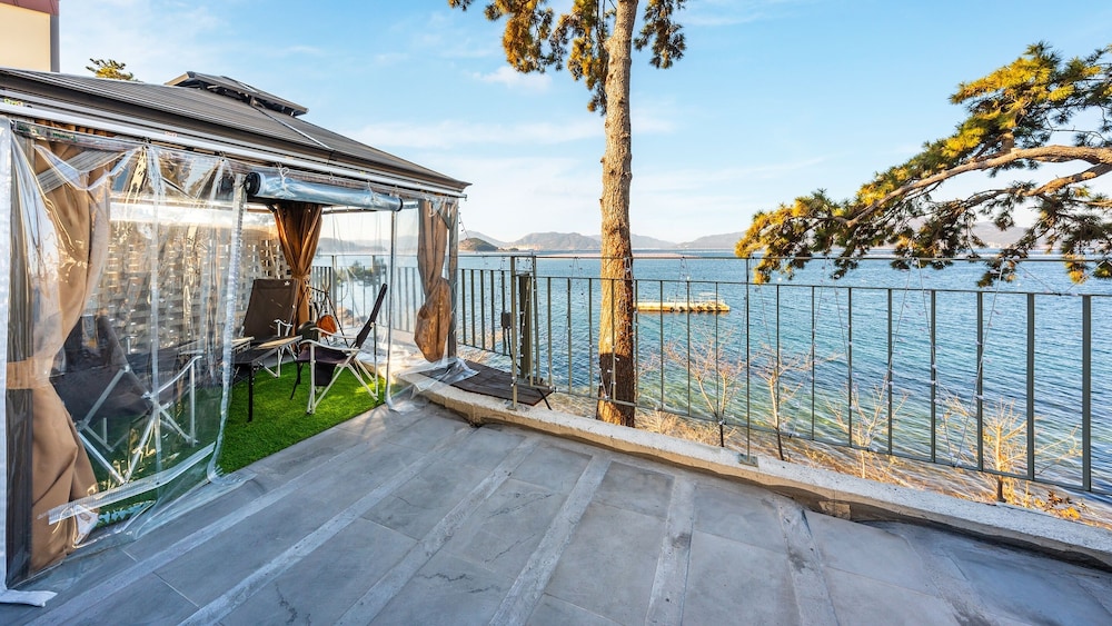 Geoje Daol Pool Villa Pension