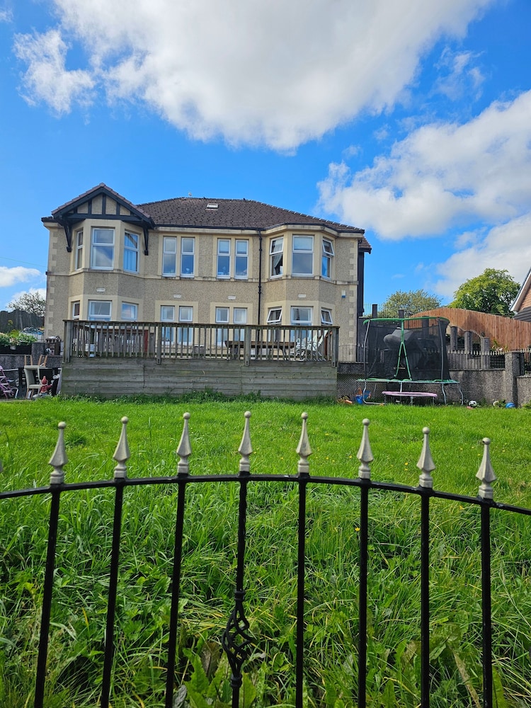 Nice House in a Quite Neighbourhood Close to Parks and a Short Drive to Town