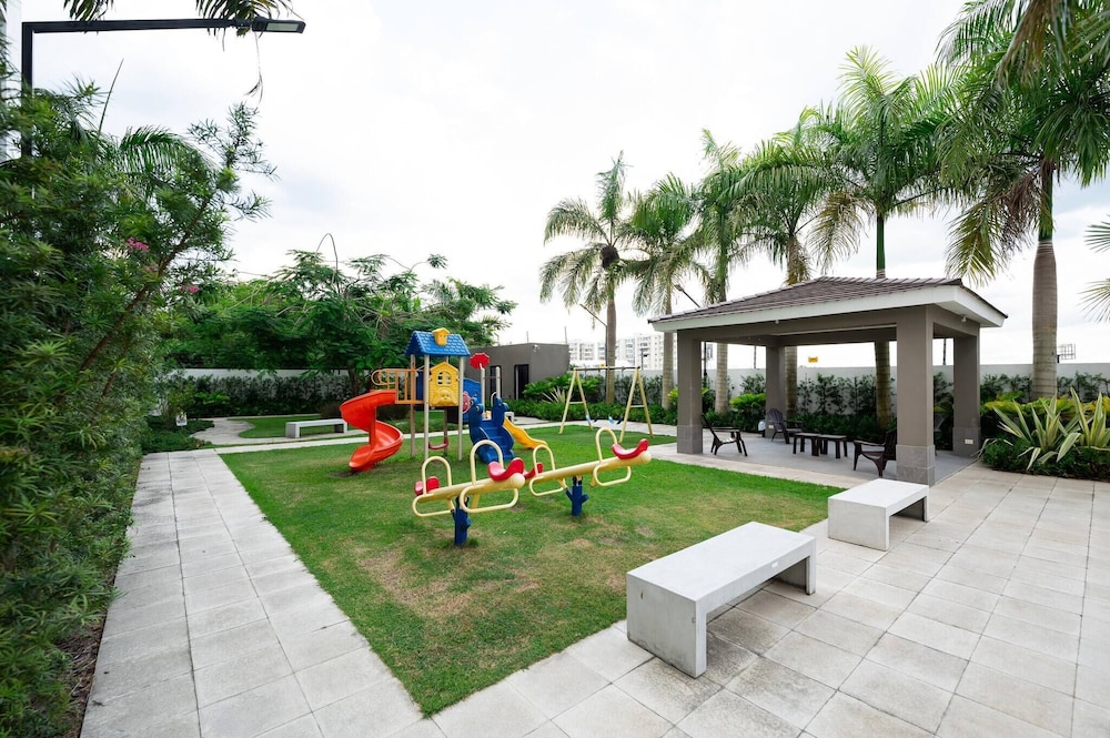 Dream Stay - Pool & Gym - 10min Airport & Homs