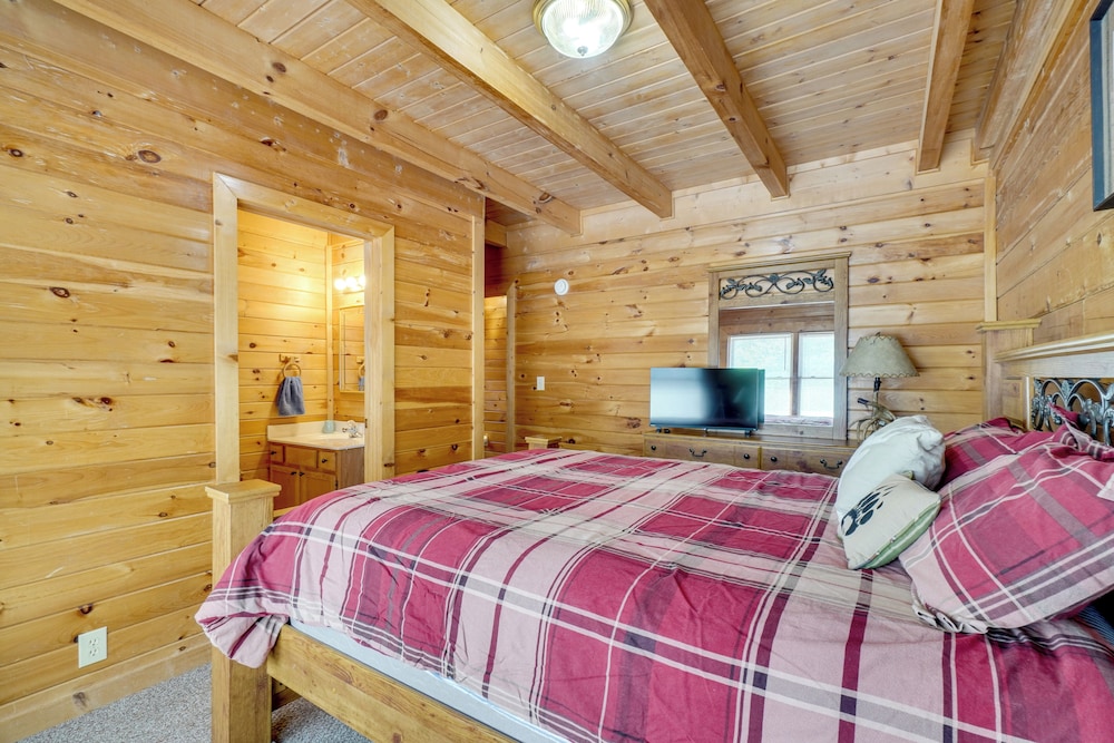 Walk to Douglas Lake: Cabin w/ Private Hot Tub!