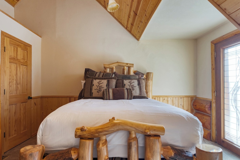 Pinetree Place by Avantstay Group Cabin w/ Hot Tub Minutes to the Lake