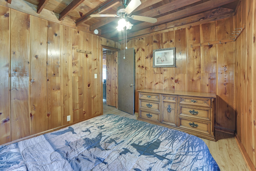 Cozy Lupton Cabin Near Trails & Lake