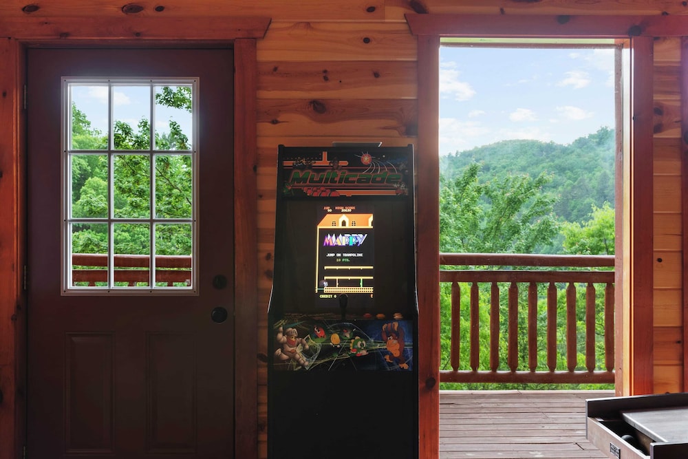 Smoky Ridge by Avantstay Renovated Cabin w/ Indoor Pool Game Room + Theater